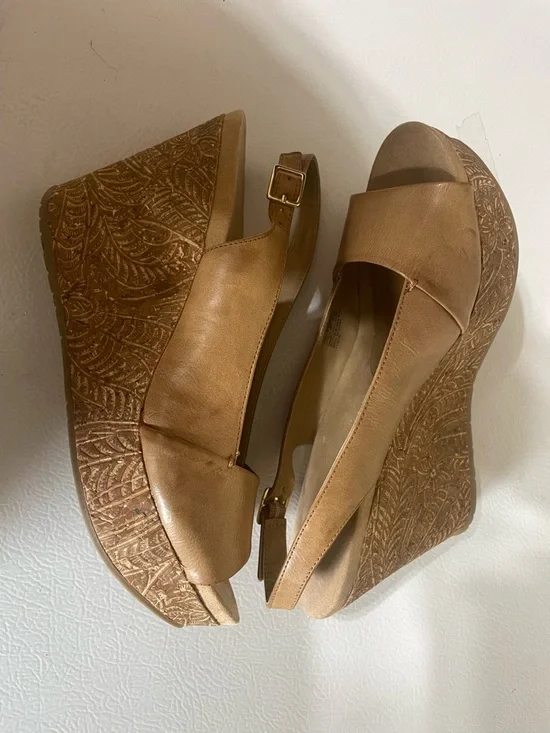 Reaction Kenneth Cole Women's Tan Wedge Sandals. Good Condition. Size 9. - Picture 2 of 11